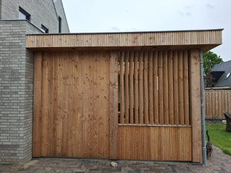 Houten gevelbekleding met verticale latten — werk van Skål Designs